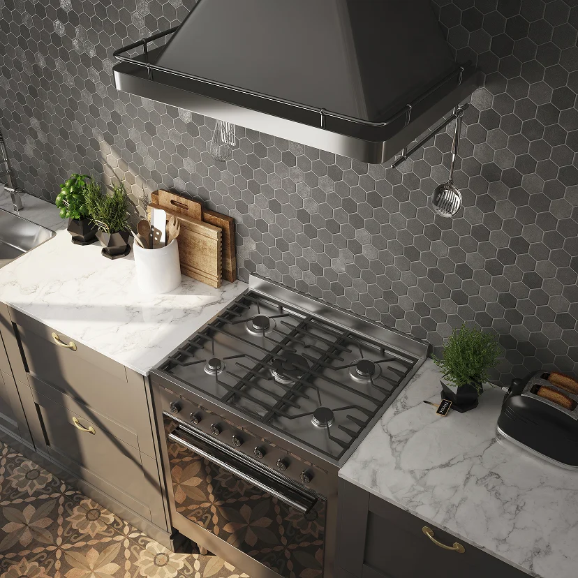 Cocina con encímera de mármol, cocina a gas y campana sobre muro de azulejos hexagonales grises: cómo limpiar el horno